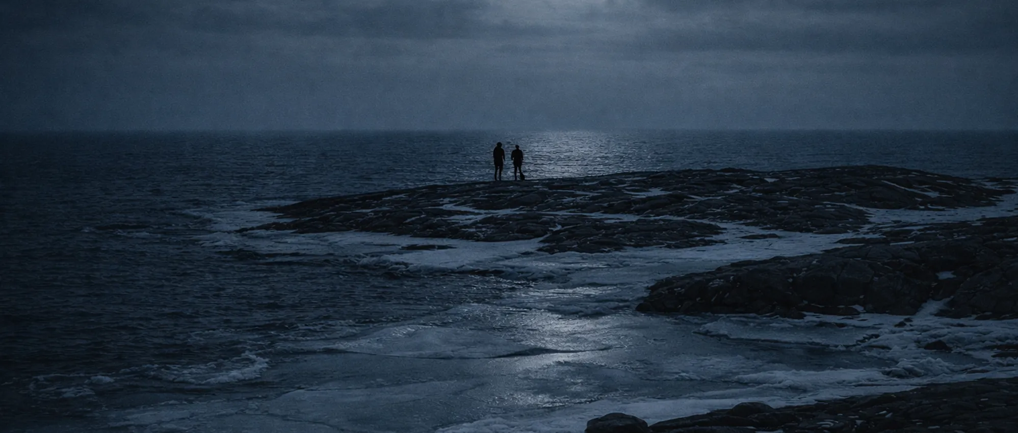 Nattlig exteriör av karg stenig ö