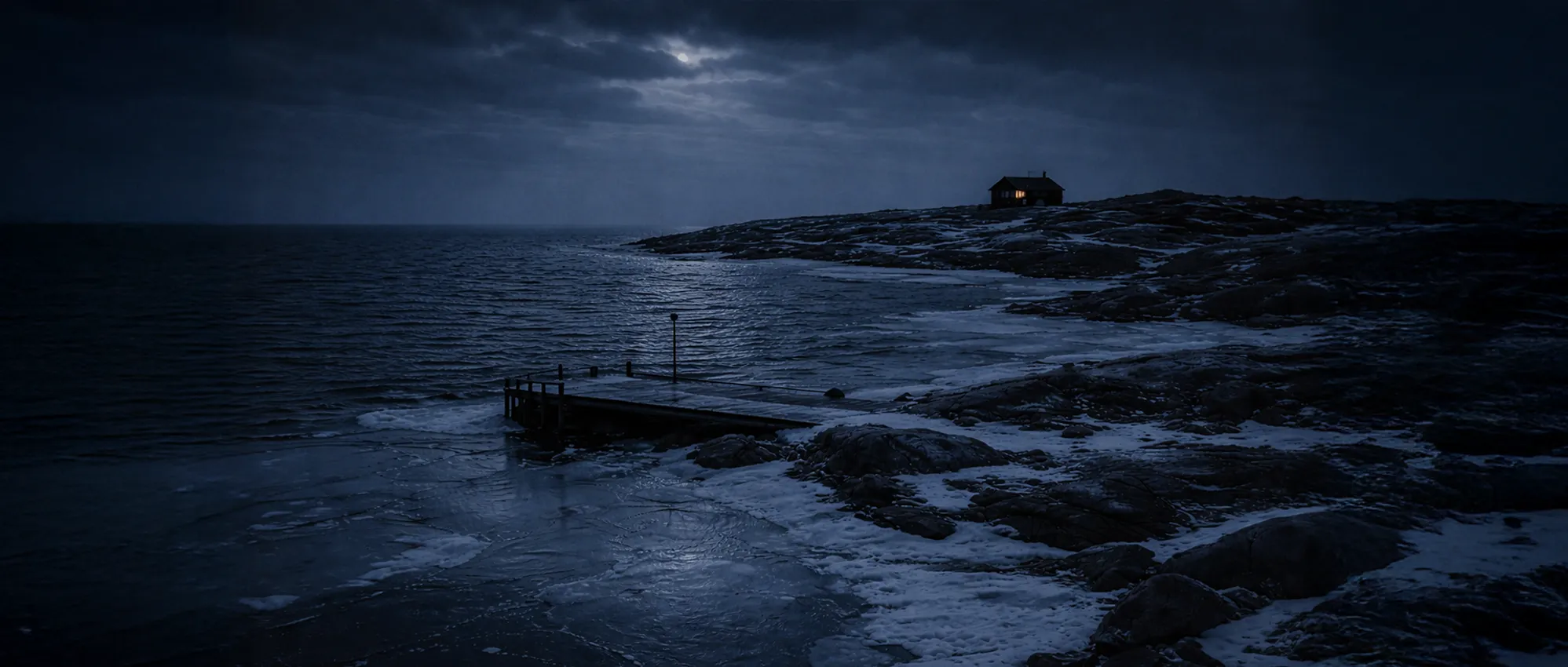 Nattlig exteriör med brygga, hus och kallt månljus
