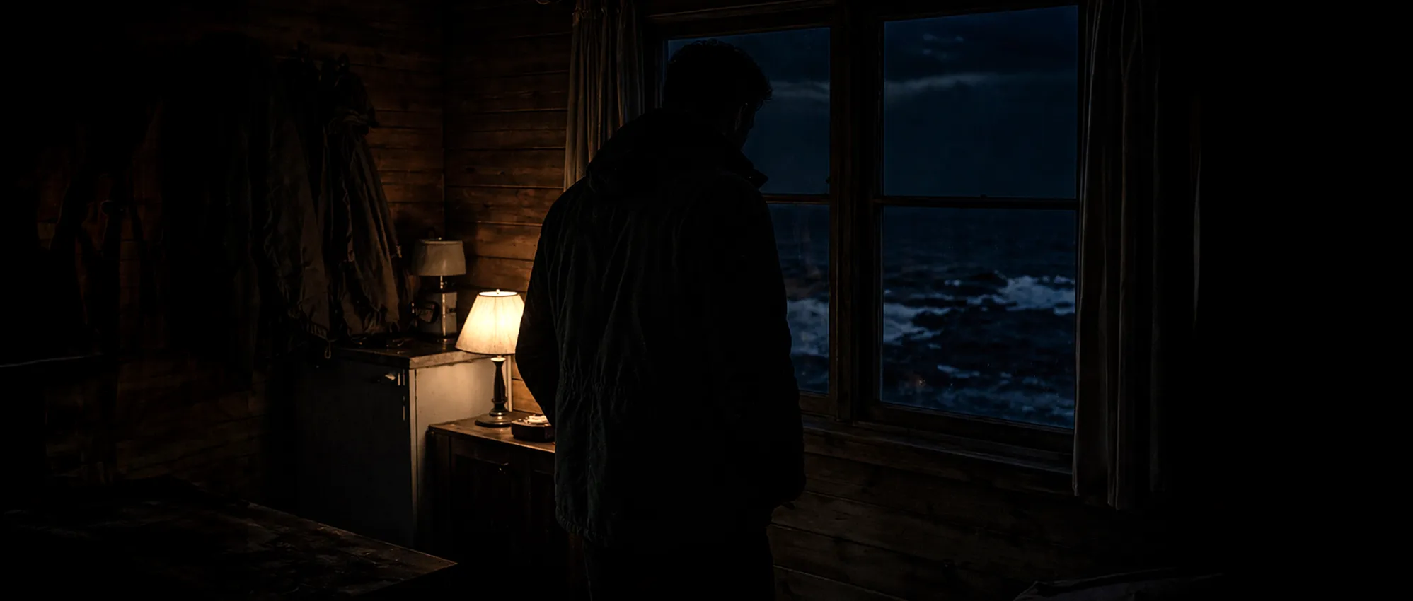 Figur i rum nära fönster på natten
